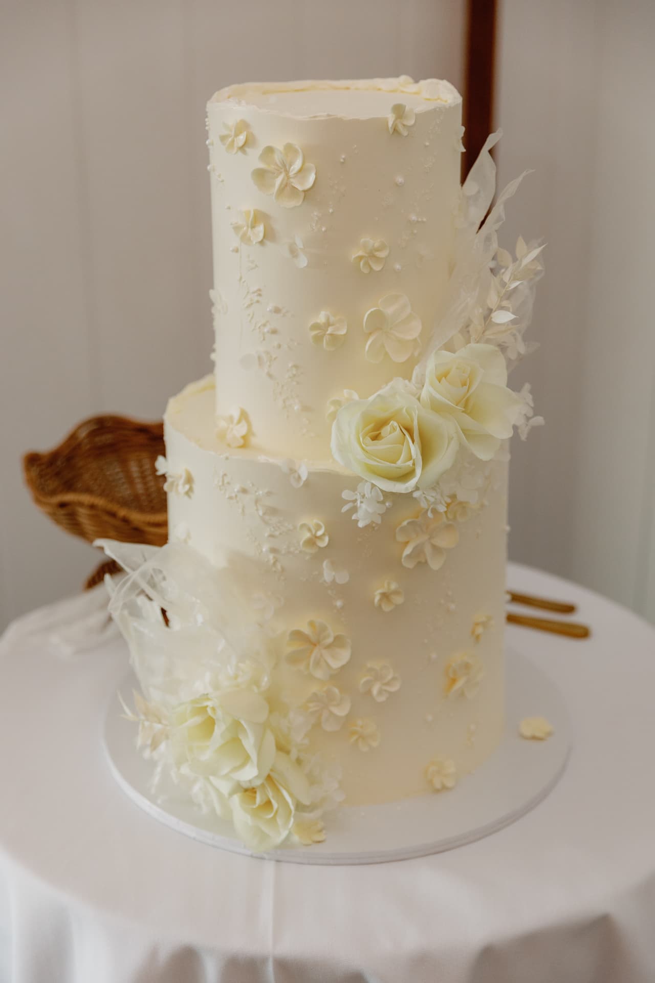 Elegant ivory wedding cake with sugar roses — Marée Occasions
